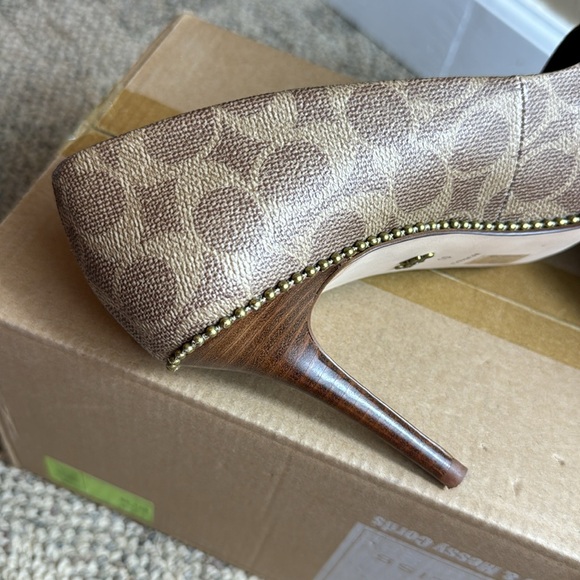 Coach • Waverly Pump with Beadchain • Tan Coated Canvas • 10 • SO Gently Worn!😍 - Picture 7 of 16